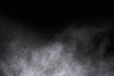 Siyah arka planda beyaz toz patlaması. Renkli bulut. Renkli toz patlar. Boya Holi.