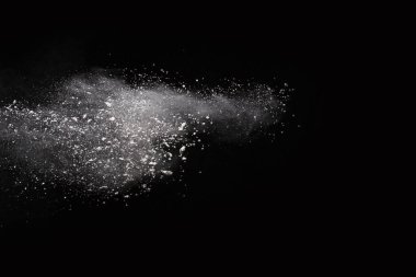 Siyah arka planda beyaz toz patlaması. Renkli bulut. Renkli toz patlar. Boya Holi.