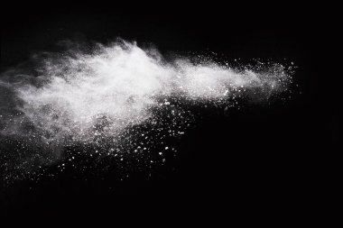 Siyah arka planda beyaz toz patlaması. Renkli bulut. Renkli toz patlar. Boya Holi.