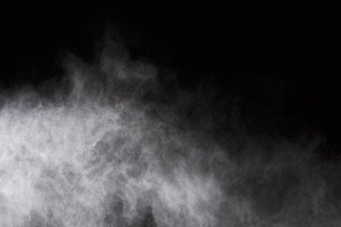 Siyah arka planda beyaz toz patlaması. Renkli bulut. Renkli toz patlar. Boya Holi.