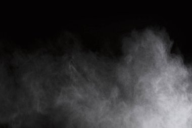 Siyah arka planda beyaz toz patlaması. Renkli bulut. Renkli toz patlar. Boya Holi.