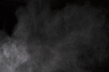 Siyah arka planda beyaz toz patlaması. Renkli bulut. Renkli toz patlar. Boya Holi.