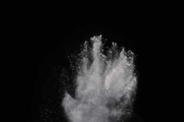 Siyah arka planda beyaz toz patlaması. Renkli bulut. Renkli toz patlar. Boya Holi.