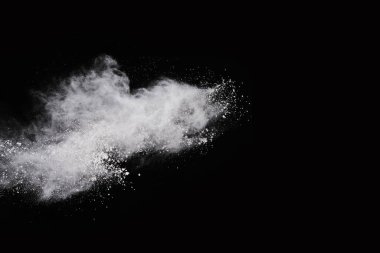 Siyah arka planda beyaz toz patlaması. Renkli bulut. Renkli toz patlar. Boya Holi.