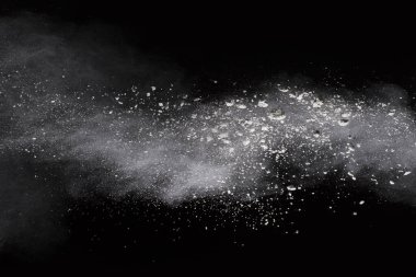 Siyah arka planda beyaz toz patlaması. Renkli bulut. Renkli toz patlar. Boya Holi.