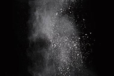 Siyah arka planda beyaz toz patlaması. Renkli bulut. Renkli toz patlar. Boya Holi.