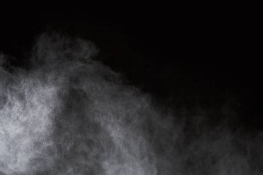 Siyah arka planda beyaz toz patlaması. Renkli bulut. Renkli toz patlar. Boya Holi.
