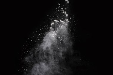 Siyah arka planda beyaz toz patlaması. Renkli bulut. Renkli toz patlar. Boya Holi.