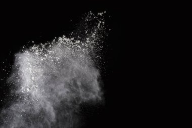 Siyah arka planda beyaz toz patlaması. Renkli bulut. Renkli toz patlar. Boya Holi.