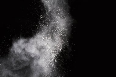 Siyah arka planda beyaz toz patlaması. Renkli bulut. Renkli toz patlar. Boya Holi.