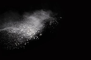 Siyah arka planda beyaz toz patlaması. Renkli bulut. Renkli toz patlar. Boya Holi.