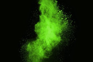 Soyut toz patlamasının hareketi siyah arka planda donmuş yeşil. Siyah zemin üzerindeki toz yeşilinin hareketini durdur. Patlayıcı tozu siyah arkaplanda yeşil.