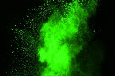 Soyut toz patlamasının hareketi siyah arka planda donmuş yeşil. Siyah zemin üzerindeki toz yeşilinin hareketini durdur. Patlayıcı tozu siyah arkaplanda yeşil.