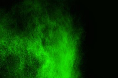 Soyut toz patlamasının hareketi siyah arka planda donmuş yeşil. Siyah zemin üzerindeki toz yeşilinin hareketini durdur. Patlayıcı tozu siyah arkaplanda yeşil.