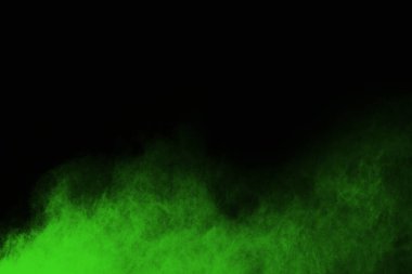 Soyut toz patlamasının hareketi siyah arka planda donmuş yeşil. Siyah zemin üzerindeki toz yeşilinin hareketini durdur. Patlayıcı tozu siyah arkaplanda yeşil.