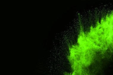 Soyut toz patlamasının hareketi siyah arka planda donmuş yeşil. Siyah zemin üzerindeki toz yeşilinin hareketini durdur. Patlayıcı tozu siyah arkaplanda yeşil.
