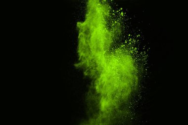 Soyut toz patlamasının hareketi siyah arka planda donmuş yeşil. Siyah zemin üzerindeki toz yeşilinin hareketini durdur. Patlayıcı tozu siyah arkaplanda yeşil.