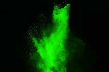 Soyut toz patlamasının hareketi siyah arka planda donmuş yeşil. Siyah zemin üzerindeki toz yeşilinin hareketini durdur. Patlayıcı tozu siyah arkaplanda yeşil.