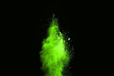 Soyut toz patlamasının hareketi siyah arka planda donmuş yeşil. Siyah zemin üzerindeki toz yeşilinin hareketini durdur. Patlayıcı tozu siyah arkaplanda yeşil.