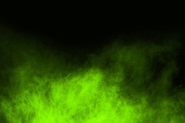 Soyut toz patlamasının hareketi siyah arka planda donmuş yeşil. Siyah zemin üzerindeki toz yeşilinin hareketini durdur. Patlayıcı tozu siyah arkaplanda yeşil.