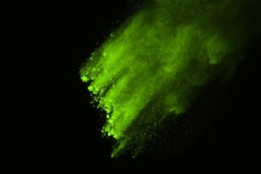 Soyut toz patlamasının hareketi siyah arka planda donmuş yeşil. Siyah zemin üzerindeki toz yeşilinin hareketini durdur. Patlayıcı tozu siyah arkaplanda yeşil.
