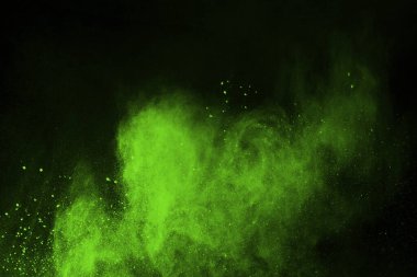 Soyut toz patlamasının hareketi siyah arka planda donmuş yeşil. Siyah zemin üzerindeki toz yeşilinin hareketini durdur. Patlayıcı tozu siyah arkaplanda yeşil.