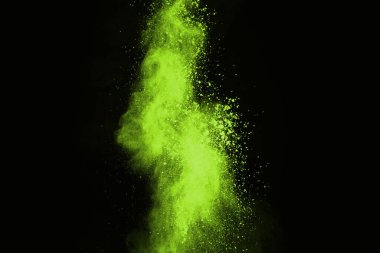 Soyut toz patlamasının hareketi siyah arka planda donmuş yeşil. Siyah zemin üzerindeki toz yeşilinin hareketini durdur. Patlayıcı tozu siyah arkaplanda yeşil.