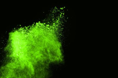 Soyut toz patlamasının hareketi siyah arka planda donmuş yeşil. Siyah zemin üzerindeki toz yeşilinin hareketini durdur. Patlayıcı tozu siyah arkaplanda yeşil.