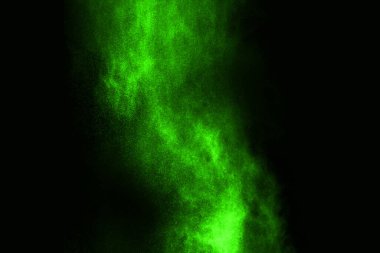 Soyut toz patlamasının hareketi siyah arka planda donmuş yeşil. Siyah zemin üzerindeki toz yeşilinin hareketini durdur. Patlayıcı tozu siyah arkaplanda yeşil.