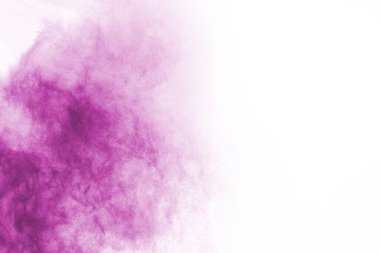 Barut patlaması. Mor toz parçacığının beyaza izole edilmiş görüntüsü. Soyut arkaplan.
