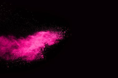 Siyah arka planda pembe toz patlaması. Renkli bulut. Renkli toz patlar. Boya Holi.