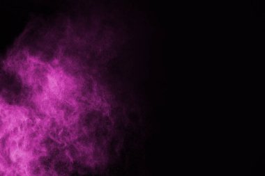 Siyah arka planda pembe toz patlaması. Renkli bulut. Renkli toz patlar. Boya Holi.