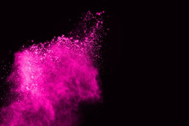 Siyah arka planda pembe toz patlaması. Renkli bulut. Renkli toz patlar. Boya Holi.