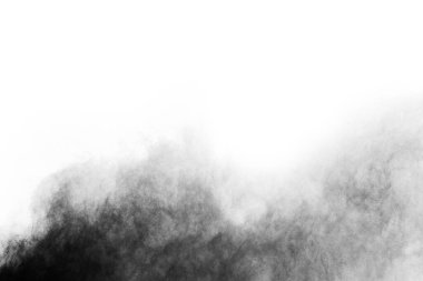 Beyaz zemin üzerinde kömür parçacıkları, beyaz zemin üzerine serpilmiş soyut toz, patlayan kara barutun dondurucu hareketi veya barut atmak.