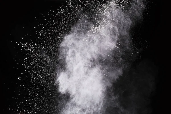 Siyah arka planda beyaz toz patlaması. Renkli bulut. Renkli toz patlar. Boya Holi.
