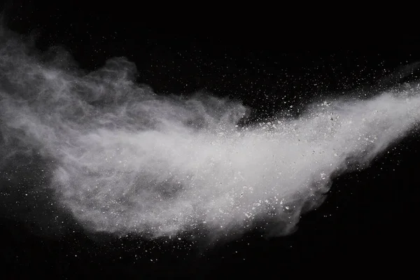 Siyah arka planda beyaz toz patlaması. Renkli bulut. Renkli toz patlar. Boya Holi.