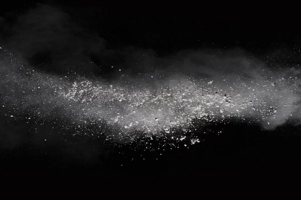 Siyah arka planda beyaz toz patlaması. Renkli bulut. Renkli toz patlar. Boya Holi.