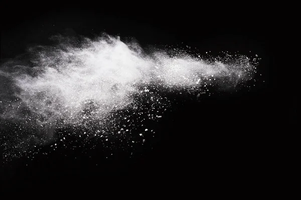 Siyah arka planda beyaz toz patlaması. Renkli bulut. Renkli toz patlar. Boya Holi.
