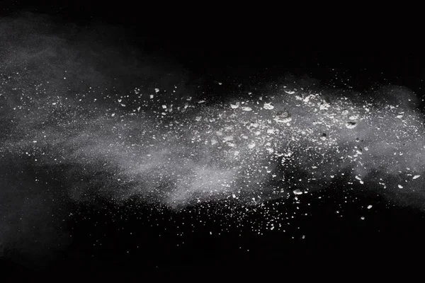 Siyah arka planda beyaz toz patlaması. Renkli bulut. Renkli toz patlar. Boya Holi.