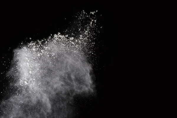Siyah arka planda beyaz toz patlaması. Renkli bulut. Renkli toz patlar. Boya Holi.
