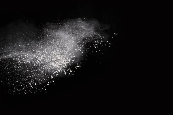 Взрыв белого пороха на черном фоне. Цветное облако. Разноцветная пыль взрывается. Холи, Пейнт.