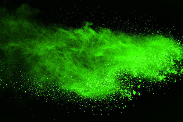 Движение абстрактного взрыва пыли застыло зеленым на черном фоне. Остановить движение порошка зеленого цвета на черном фоне. Взрывной порох зеленый на черном фоне
.