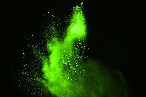 Soyut toz patlamasının hareketi siyah arka planda donmuş yeşil. Siyah zemin üzerindeki toz yeşilinin hareketini durdur. Patlayıcı tozu siyah arkaplanda yeşil.