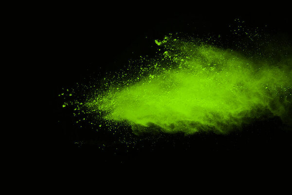 Движение абстрактного взрыва пыли застыло зеленым на черном фоне. Остановить движение порошка зеленого цвета на черном фоне. Взрывной порох зеленый на черном фоне
.