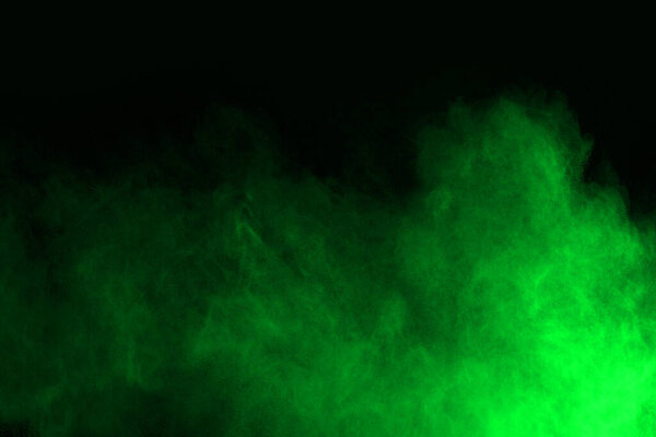 Движение абстрактного взрыва пыли застыло зеленым на черном фоне. Остановить движение порошка зеленого цвета на черном фоне. Взрывной порох зеленый на черном фоне
.