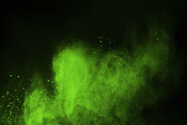 Soyut toz patlamasının hareketi siyah arka planda donmuş yeşil. Siyah zemin üzerindeki toz yeşilinin hareketini durdur. Patlayıcı tozu siyah arkaplanda yeşil.