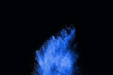 soyut mavi toz sıçrayan arkaplan, patlayan renk tozunun dondurucu hareketi / renk pudrası, siyah arkaplan üzerindeki renk parlatıcısı dokusu.