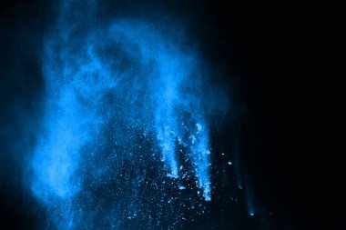 soyut mavi toz sıçrayan arkaplan, patlayan renk tozunun dondurucu hareketi / renk pudrası, siyah arkaplan üzerindeki renk parlatıcısı dokusu.