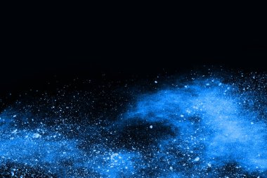 soyut mavi toz sıçrayan arkaplan, patlayan renk tozunun dondurucu hareketi / renk pudrası, siyah arkaplan üzerindeki renk parlatıcısı dokusu.