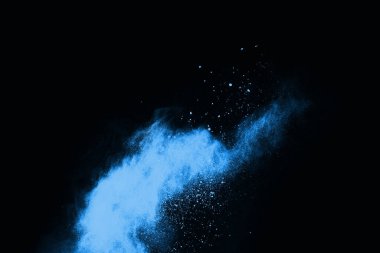 soyut mavi toz sıçrayan arkaplan, patlayan renk tozunun dondurucu hareketi / renk pudrası, siyah arkaplan üzerindeki renk parlatıcısı dokusu.